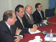 La delegación de la CIDH dialogó con la prensa en la sede de la Defensoría del Pueblo de Bolivia, tras una reunión con el Defensor del Pueblo, Waldo Albarracín. La Paz, 13 de noviembre de 2006. Crédito: Leonardo Hidaka